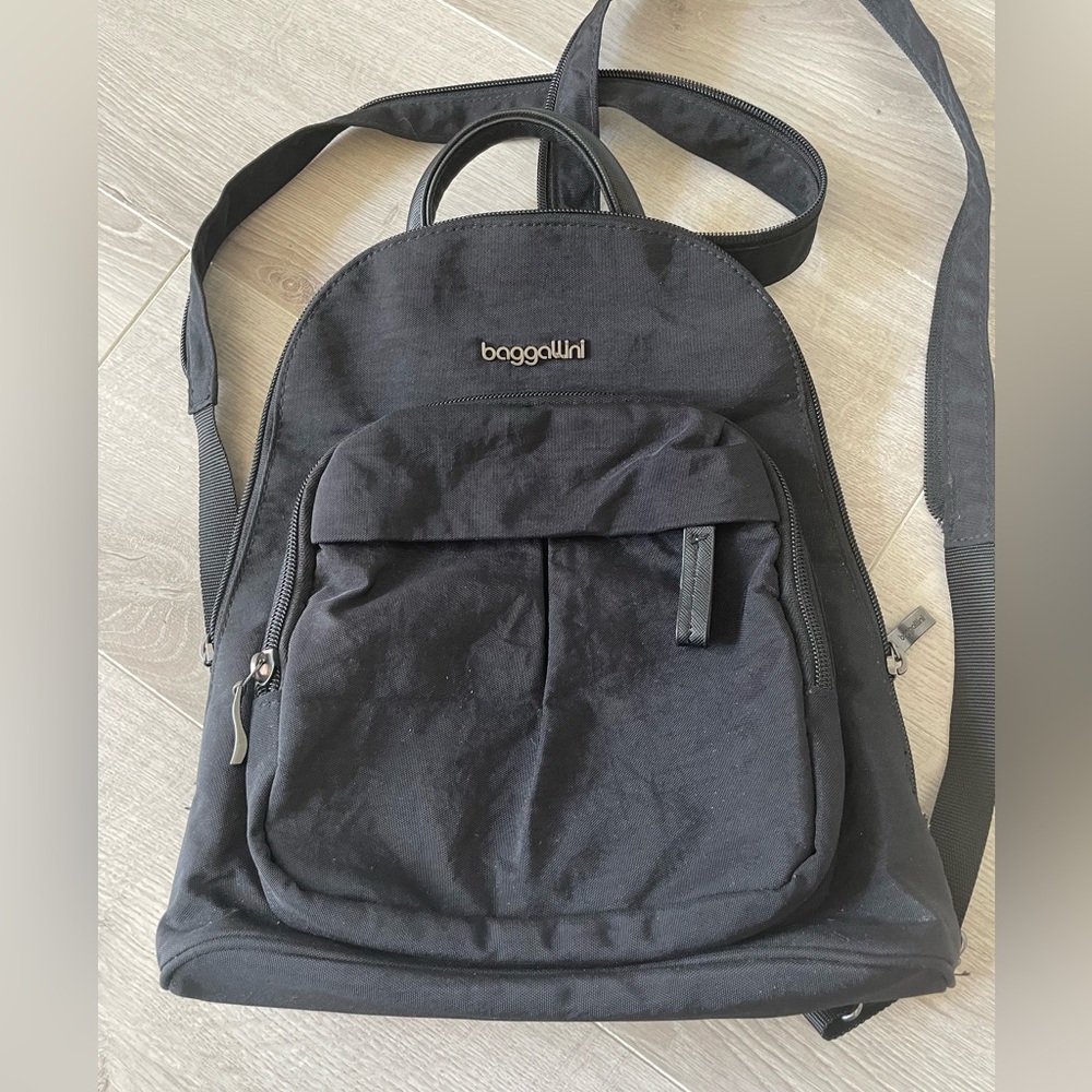 EUC Baggallini Sling backpack
